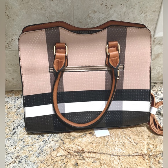 NWT Vegan Leather Bag | Convertible Backpack with matching wristlet - Picture 3 of 6